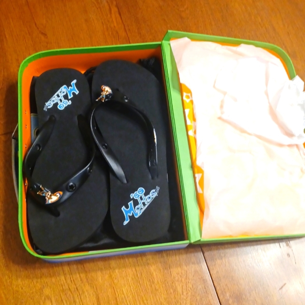 Mottos flip flops new in box size large